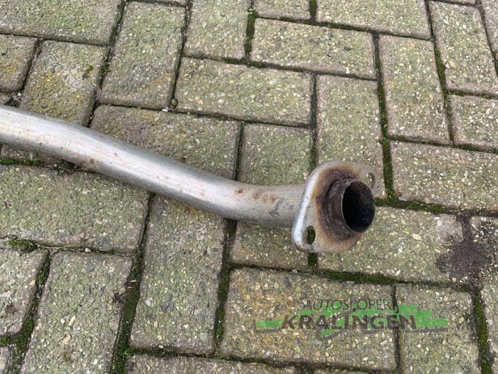 Uitlaat Middendemper van een Toyota Corolla (E12) 2.0 D-4D 16V 90 2004