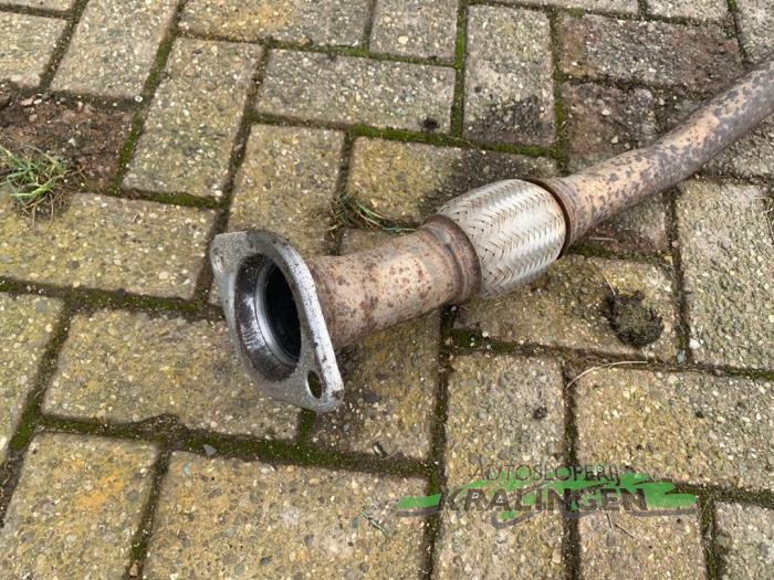 Uitlaat Middendemper van een Toyota Corolla (E12) 2.0 D-4D 16V 90 2004