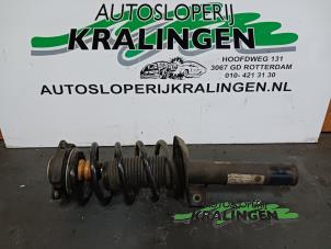 Gebruikte Schokdemper links-voor Volkswagen Touran (1T1/T2) 2.0 FSI 16V Prijs € 50,00 Margeregeling aangeboden door Autosloperij Kralingen B.V.