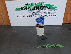 Gebruikte Benzinepomp Volkswagen Touran (1T1/T2) 2.0 FSI 16V Prijs € 50,00 Margeregeling aangeboden door Autosloperij Kralingen B.V.