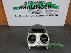 Gebruikte Luchtrooster Dashboard Opel Corsa D 1.2 16V Prijs € 30,00 Margeregeling aangeboden door Autosloperij Kralingen B.V.