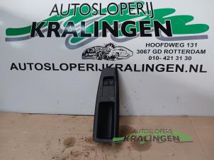 Gebruikte Schakelaar Elektrisch Raam Volkswagen Polo IV (9N1/2/3) 1.4 16V Prijs € 25,00 Margeregeling aangeboden door Autosloperij Kralingen B.V.