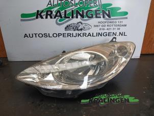 Gebruikte Koplamp links Peugeot 1007 (KM) 1.4 Prijs € 75,00 Margeregeling aangeboden door Autosloperij Kralingen B.V.