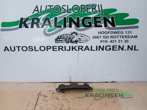 Gebruikte Schakelaar achterklep Opel Corsa D 1.2 16V Prijs € 40,00 Margeregeling aangeboden door Autosloperij Kralingen B.V.