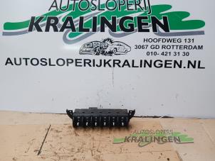 Gebruikte Elektrisch Raam Schakelaar Austin Mini Open (R52) 1.6 16V One Prijs € 25,00 Margeregeling aangeboden door Autosloperij Kralingen B.V.