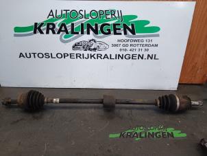 Gebruikte Aandrijfas rechts-voor Opel Corsa D 1.2 16V Prijs € 50,00 Margeregeling aangeboden door Autosloperij Kralingen B.V.