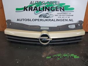 Gebruikte Grille Opel Astra H (L48) 1.4 16V Twinport Prijs € 50,00 Margeregeling aangeboden door Autosloperij Kralingen B.V.