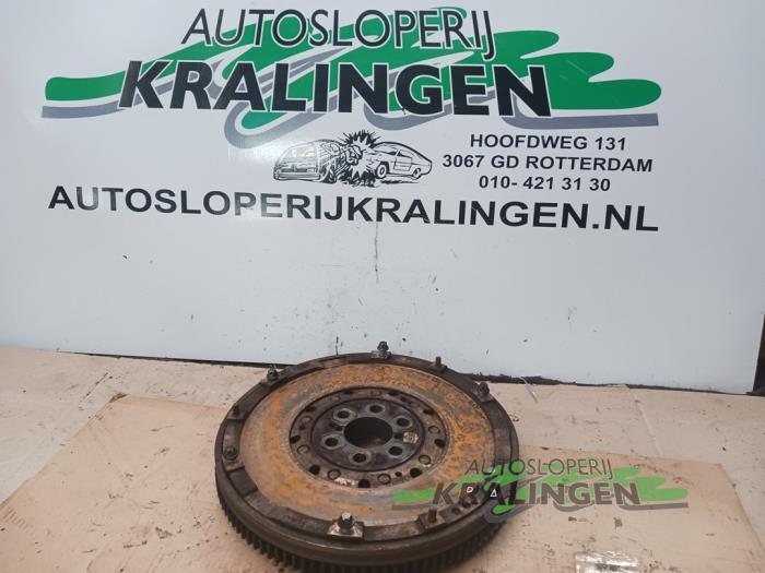 Gebruikte Vliegwiel dubbele massa Alfa Romeo 159 Sportwagon (939BX) 1.9 JTDm Prijs € 150,00 Margeregeling aangeboden door Autosloperij Kralingen B.V.