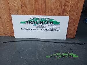 Gebruikte Daklijst links Peugeot 107 1.0 12V Prijs € 25,00 Margeregeling aangeboden door Autosloperij Kralingen B.V.