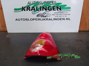Gebruikte Achterlicht rechts Peugeot 107 1.0 12V Prijs € 35,00 Margeregeling aangeboden door Autosloperij Kralingen B.V.