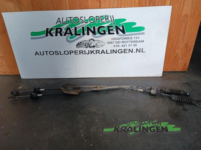Gebruikte Schakelkabel Versnellingsbak Peugeot 107 1.0 12V Prijs € 50,00 Margeregeling aangeboden door Autosloperij Kralingen B.V.