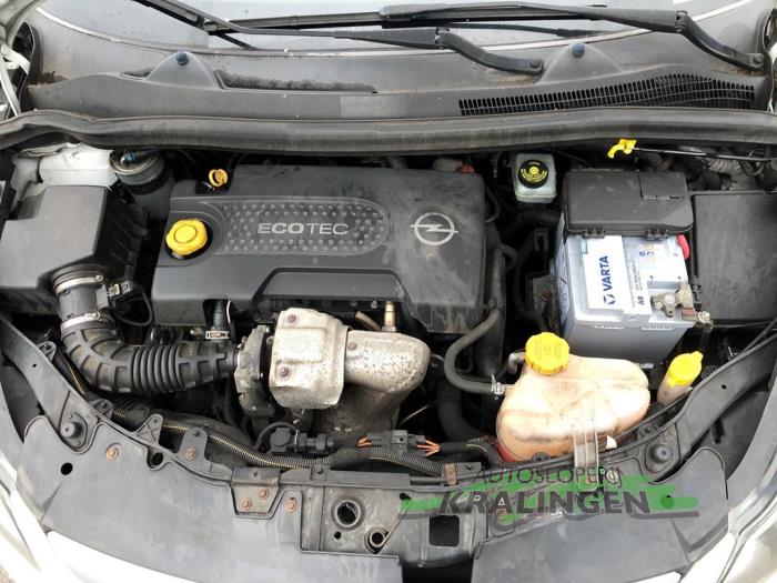 Motor van een Opel Corsa D 1.3 CDTi 16V ecoFLEX 2012
