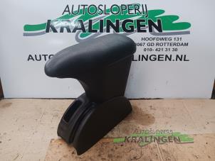 Gebruikte Armleuning Peugeot 206 (2A/C/H/J/S) 1.6 XS,XT Prijs € 50,00 Margeregeling aangeboden door Autosloperij Kralingen B.V.