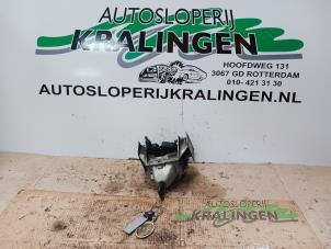 Gebruikte Slotmechaniek Motorkap Ford Focus 1 Wagon 1.6 16V Prijs € 50,00 Margeregeling aangeboden door Autosloperij Kralingen B.V.
