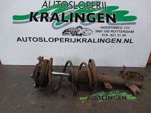 Gebruikte Schokbreker rechts-voor Renault Modus/Grand Modus (JP) 1.6 16V Prijs op aanvraag aangeboden door Autosloperij Kralingen B.V.