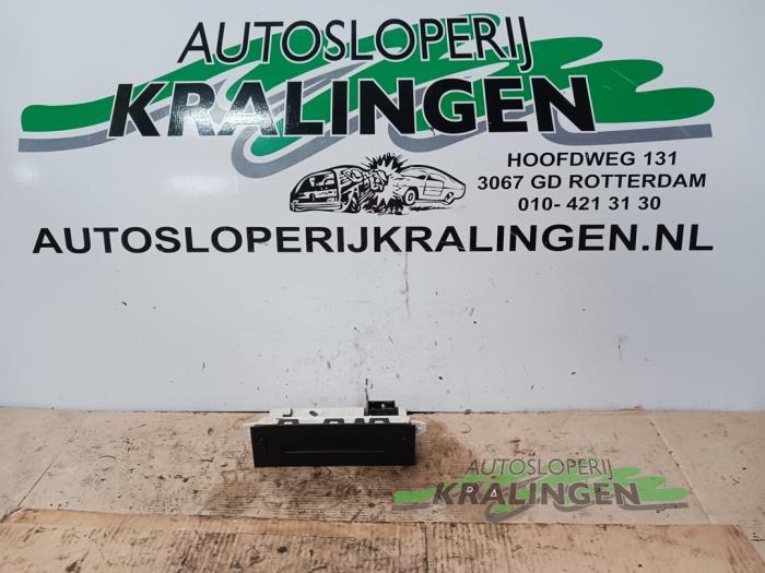 Gebruikte Display Interieur Peugeot 206+ (2L/M) 1.4 XS Prijs € 25,00 Margeregeling aangeboden door Autosloperij Kralingen B.V.