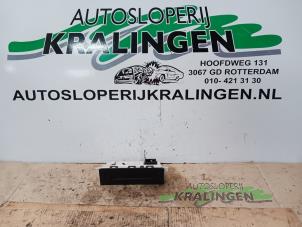 Gebruikte Display Interieur Peugeot 206+ (2L/M) 1.4 XS Prijs € 25,00 Margeregeling aangeboden door Autosloperij Kralingen B.V.