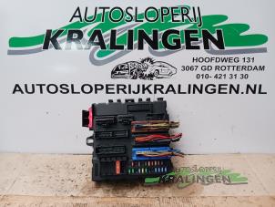 Gebruikte Zekeringkast Opel Signum (F48) 2.2 direct 16V Prijs € 25,00 Margeregeling aangeboden door Autosloperij Kralingen B.V.