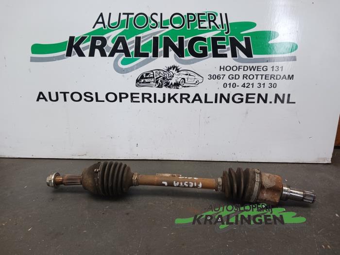Gebruikte Aandrijfas links-voor Ford Fiesta 6 (JA8) 1.25 16V Prijs € 24,99 Margeregeling aangeboden door Autosloperij Kralingen B.V.