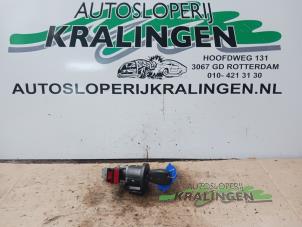 Gebruikte Kontaktslot + Sleutel Renault Twingo II (CN) 1.2 16V Prijs € 50,00 Margeregeling aangeboden door Autosloperij Kralingen B.V.
