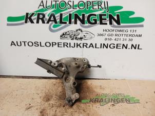 Gebruikte Versnellingsbak Steun Renault Trafic (1FL/2FL/3FL/4FL) 1.6 dCi 115 Prijs € 60,50 Inclusief btw aangeboden door Autosloperij Kralingen B.V.