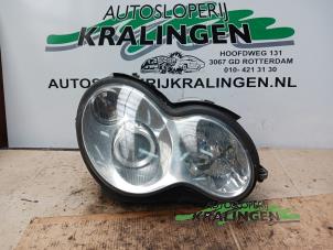 Gebruikte Koplamp rechts Mercedes C (W203) 2.2 C-200 CDI 16V Prijs € 199,99 Margeregeling aangeboden door Autosloperij Kralingen B.V.