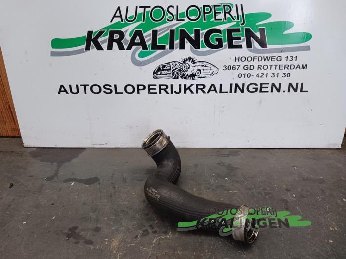 Gebruikte Intercooler Slang Mercedes C (W203) 2.2 C-200 CDI 16V Prijs € 19,99 Margeregeling aangeboden door Autosloperij Kralingen B.V.