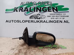 Gebruikte Spiegel Buiten rechts Opel Corsa C (F08/68) 1.2 16V Prijs € 25,00 Margeregeling aangeboden door Autosloperij Kralingen B.V.