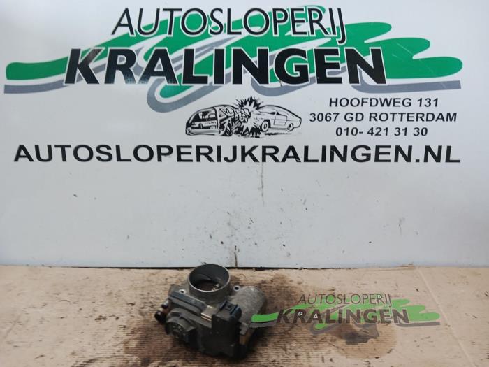 Gebruikte Gasklephuis Opel Astra H SW (L35) 1.6 16V Twinport Prijs € 9,97 Margeregeling aangeboden door Autosloperij Kralingen B.V.