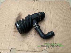 Gebruikte Luchtinlaat slang Mazda 3 Sport (BK) 1.6 CiTD 16V Prijs € 25,00 Margeregeling aangeboden door Autosloperij Kralingen B.V.