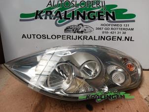 Gebruikte Linker Koplamp Renault Master III (MA/MB/MC/MD/MH/MF/MG/MH) 2.3 dCi 16V Prijs € 199,99 Margeregeling aangeboden door Autosloperij Kralingen B.V.