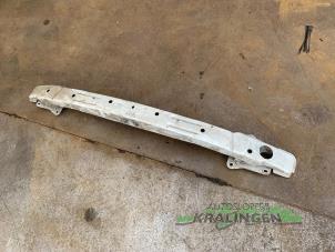 Gebruikte Bumperbalk voor Renault Trafic New (FL) 1.9 dCi 100 16V Prijs € 50,00 Margeregeling aangeboden door Autosloperij Kralingen B.V.