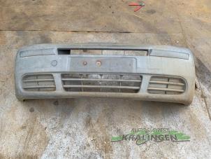 Gebruikte Voorbumper Renault Trafic New (FL) 1.9 dCi 100 16V Prijs € 34,98 Margeregeling aangeboden door Autosloperij Kralingen B.V.