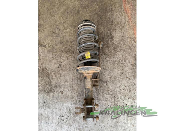 Gebruikte Mac Phersonpoot links-voor Chevrolet Spark (M300) 1.0 16V Prijs € 50,00 Margeregeling aangeboden door Autosloperij Kralingen B.V.