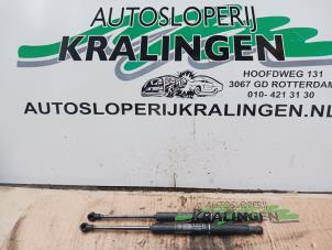 Gebruikte Gasdemper Motorkap Set Alfa Romeo GT (937) 1.9 JTD 16V Multijet Prijs € 29,99 Margeregeling aangeboden door Autosloperij Kralingen B.V.