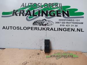 Gebruikte Ruit schakelaar elektrisch Nissan Micra (K12) 1.0 16V Prijs € 19,99 Margeregeling aangeboden door Autosloperij Kralingen B.V.