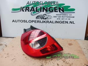 Gebruikte Achterlicht links Renault Clio III (BR/CR) 1.2 16V 75 Prijs € 25,00 Margeregeling aangeboden door Autosloperij Kralingen B.V.
