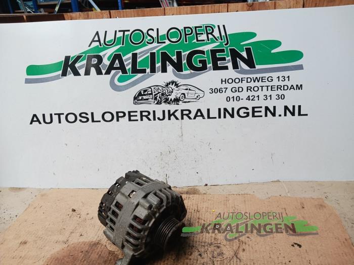 Gebruikte Dynamo Volkswagen Passat Variant (3B5) 1.8 20V Prijs € 35,00 Margeregeling aangeboden door Autosloperij Kralingen B.V.