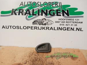 Gebruikte Handgreep Renault Clio II (BB/CB) 1.2 16V Prijs € 9,99 Margeregeling aangeboden door Autosloperij Kralingen B.V.