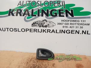 Gebruikte Handgreep Renault Clio II (BB/CB) 1.2 16V Prijs € 9,99 Margeregeling aangeboden door Autosloperij Kralingen B.V.