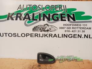 Gebruikte Handgreep Renault Clio II (BB/CB) 1.2 16V Prijs € 9,99 Margeregeling aangeboden door Autosloperij Kralingen B.V.