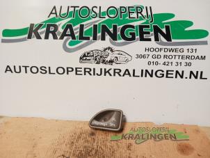 Gebruikte Handgreep Renault Twingo (C06) 1.2 Prijs € 9,99 Margeregeling aangeboden door Autosloperij Kralingen B.V.