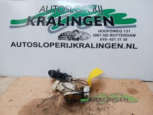 Gebruikte Deurslot Mechaniek 2Deurs links Toyota Yaris (P1) 1.3 16V VVT-i Prijs € 50,00 Margeregeling aangeboden door Autosloperij Kralingen B.V.