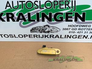 Gebruikte Portiergreep 2Deurs links Toyota Yaris (P1) 1.3 16V VVT-i Prijs € 25,00 Margeregeling aangeboden door Autosloperij Kralingen B.V.