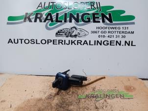 Gebruikte Schakelaar achterklep Renault Clio II (BB/CB) 1.6 16V Prijs € 50,00 Margeregeling aangeboden door Autosloperij Kralingen B.V.