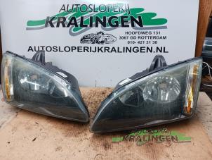 Gebruikte Koplamp rechts Ford Focus 2 1.8 16V Flexifuel Prijs € 34,99 Margeregeling aangeboden door Autosloperij Kralingen B.V.
