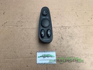 Gebruikte Ruit schakelaar elektrisch Hyundai Coupe 2.0i 16V Prijs € 25,00 Margeregeling aangeboden door Autosloperij Kralingen B.V.