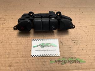 Gebruikte Schakelaar Paniekverlichting Hyundai H-1/H-200 2.5 Tdi Prijs € 15,00 Margeregeling aangeboden door Autosloperij Kralingen B.V.