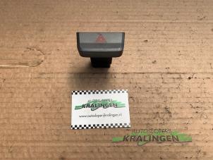 Gebruikte Alarmlicht Schakelaar Hyundai Accent 1.3i 12V Prijs € 9,99 Margeregeling aangeboden door Autosloperij Kralingen B.V.