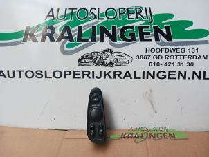 Gebruikte Ruit schakelaar elektrisch Hyundai Coupe 2.0i 16V Prijs € 19,99 Margeregeling aangeboden door Autosloperij Kralingen B.V.